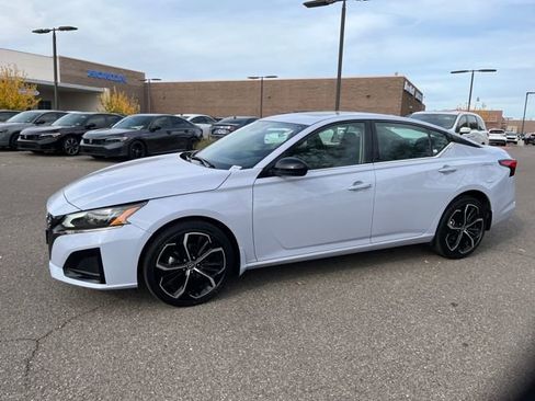 Used 2024 Nissan Altima 2.5 SR w/ SR Premium Package image 1