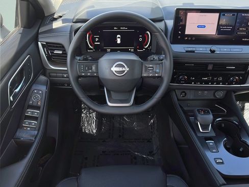 Used 2025 Nissan Rogue Platinum FWD image 12