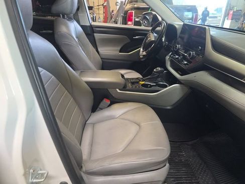 Used 2023 Toyota Highlander XLE AWD/4WD image 8