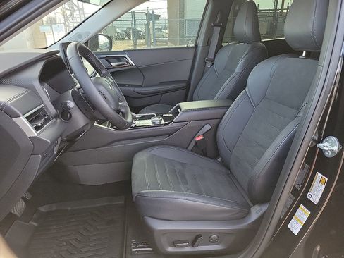 Used 2025 Mitsubishi Outlander SE image 11