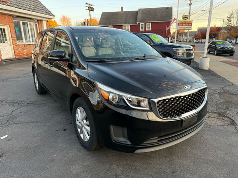 Used 2018 Kia Sedona L image 3