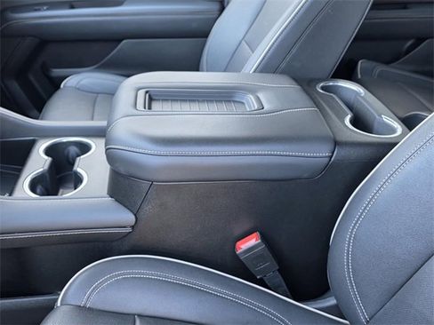 Used 2023 GMC Yukon XL SLT image 8