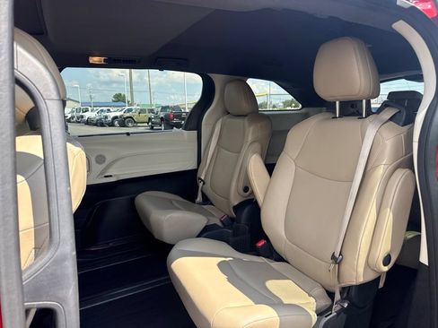 Used 2023 Toyota Sienna XLE AWD/4WD image 7