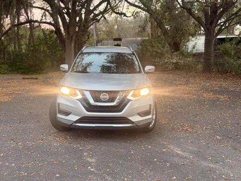 Used 2018 Nissan Rogue SV image 2