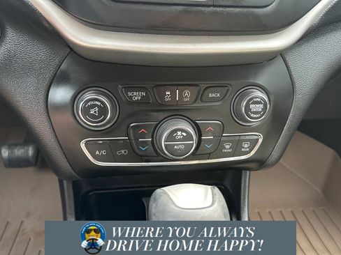 Used 2017 Jeep Cherokee Limited image 18