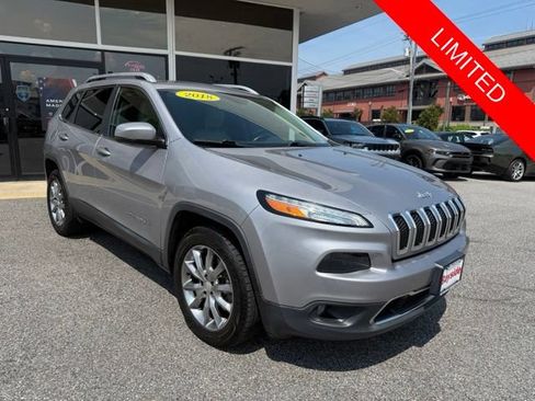 Used 2018 Jeep Cherokee Limited w/ Luxury Group AWD/4WD image 2