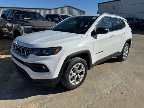 Used 2025 Jeep Compass Latitude w/ Sun & Sound Group AWD/4WD image 1