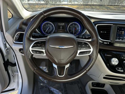 Used 2018 Chrysler Pacifica Touring-L FWD image 24