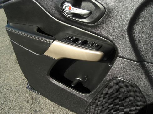 Used 2018 Jeep Cherokee Limited w/ High Altitude Package image 20