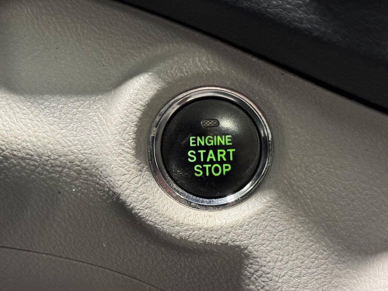 Used 2013 Toyota Highlander Limited AWD/4WD image 25