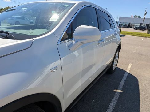 Used 2023 Cadillac XT4 Luxury w/ Cold Weather Package FWD image 4