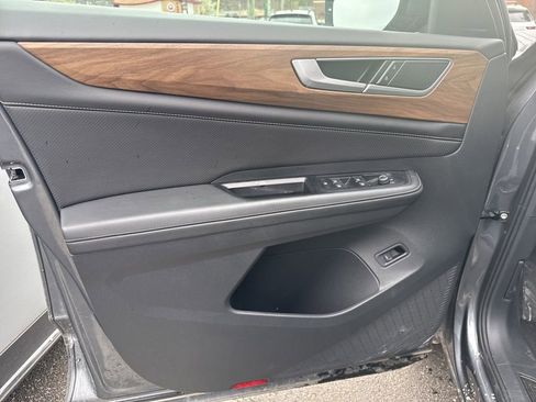 Used 2025 Volkswagen Atlas SE image 11