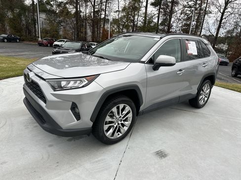 Used 2021 Toyota RAV4 XLE Premium image 5