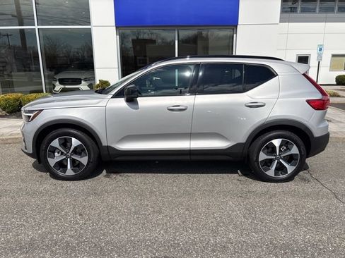 Used 2025 Volvo XC40 B5 Plus AWD/4WD image 2
