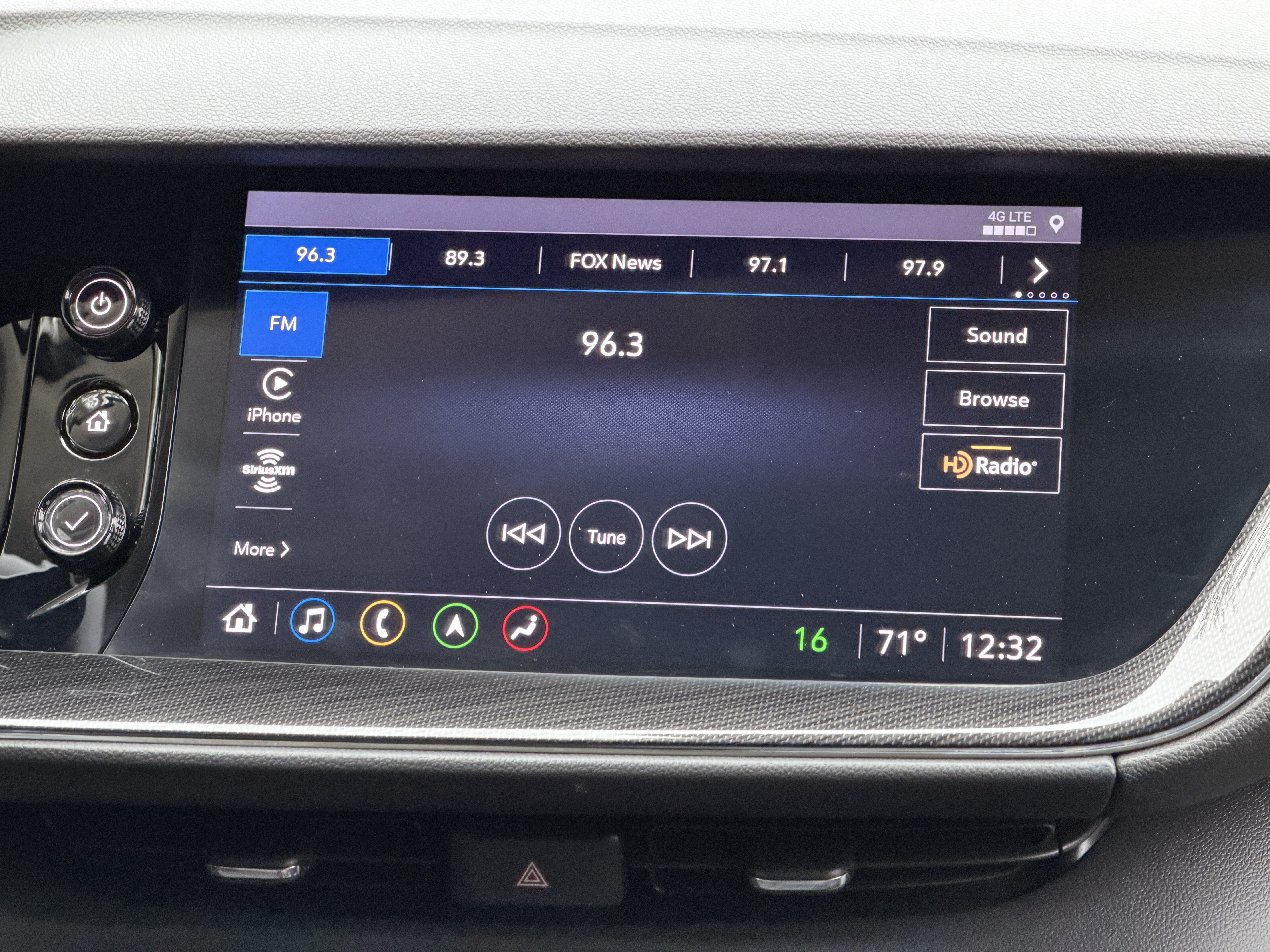 Used 2022 Buick Envision Essence w/ Technology Package I FWD image 27