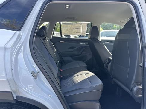 New 2025 Volkswagen Tiguan SE image 26