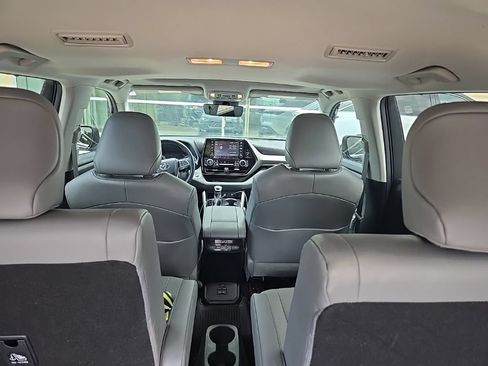 Used 2022 Toyota Highlander XLE FWD image 8