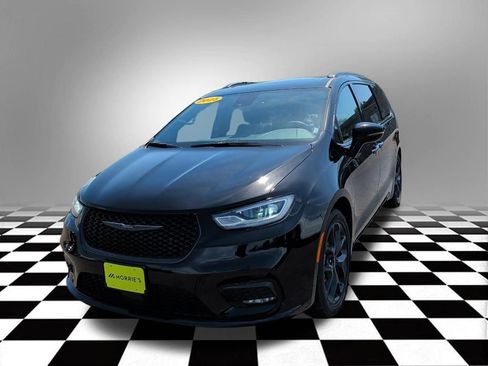 Used 2025 Chrysler Pacifica Limited FWD image 3
