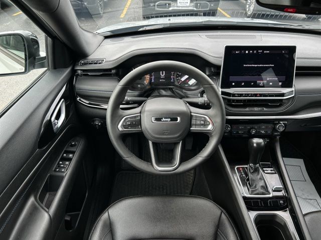 Used 2025 Jeep Compass Latitude w/ Convenience Group AWD/4WD image 25
