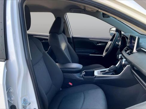 Used 2025 Toyota RAV4 XLE FWD image 9