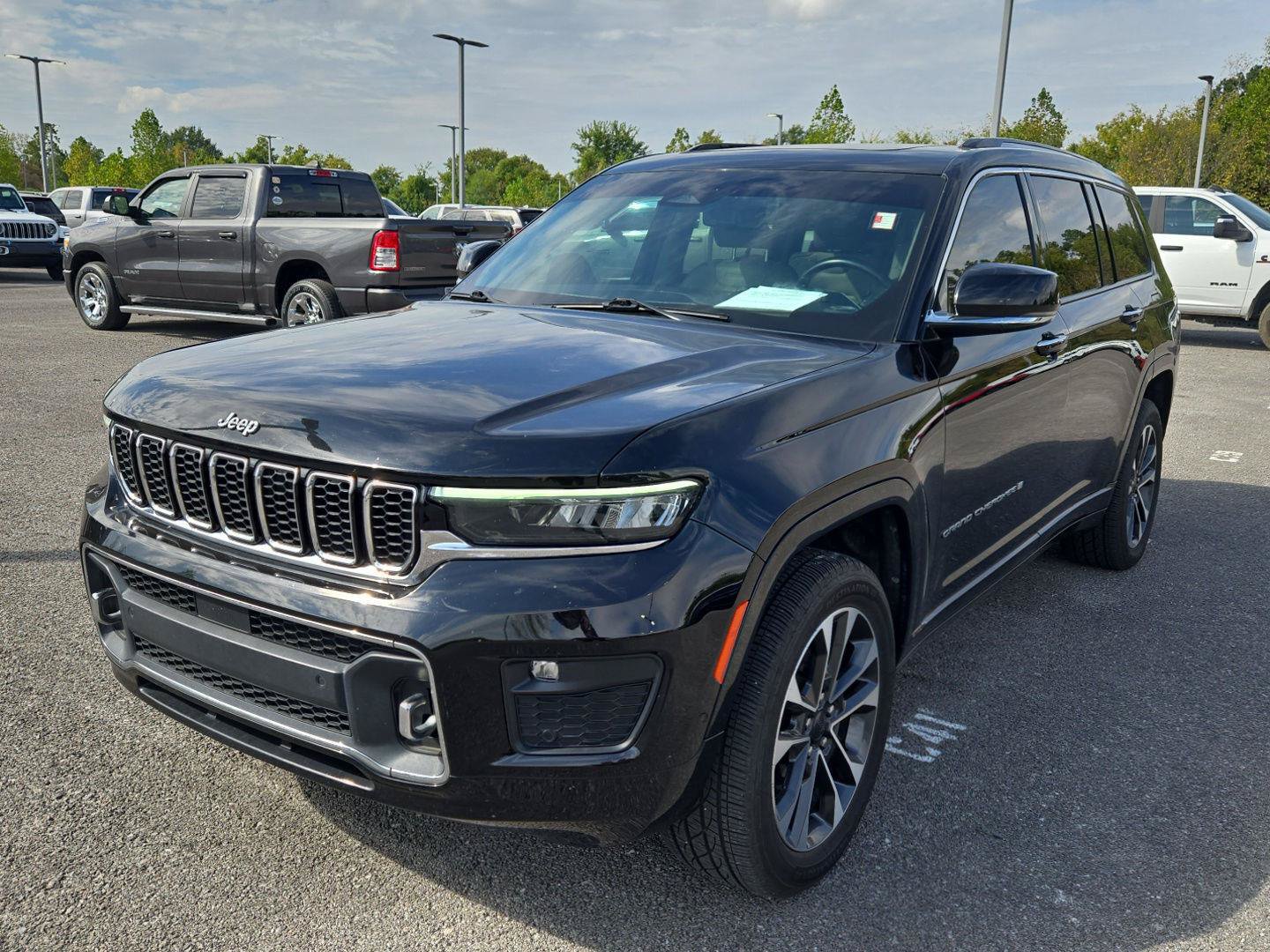 Used 2021 Jeep Grand Cherokee L Overland w/ Luxury Tech Group IV AWD/4WD image 3