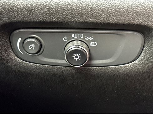 Used 2023 Chevrolet Traverse Premier image 14