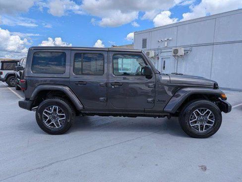 Certified 2025 Jeep Wrangler Unlimited Sahara AWD/4WD image 3