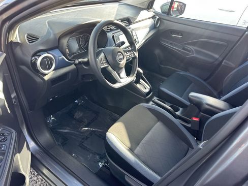Used 2025 Nissan Versa SV image 3
