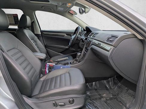 Used 2018 Volkswagen Passat 2.0T SEL Premium image 21