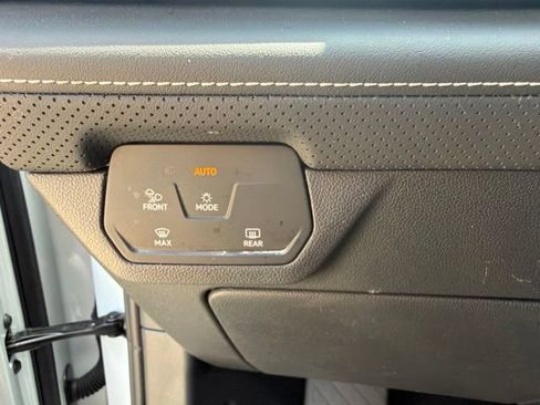 Used 2025 Volkswagen Atlas Cross Sport SE AWD/4WD image 25