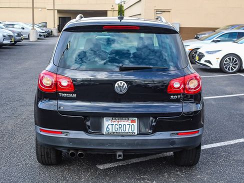 Used 2011 Volkswagen Tiguan SE image 6