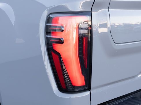 Used 2025 GMC Sierra 2500 AT4 w/ AT4 Premium Plus Package image 28