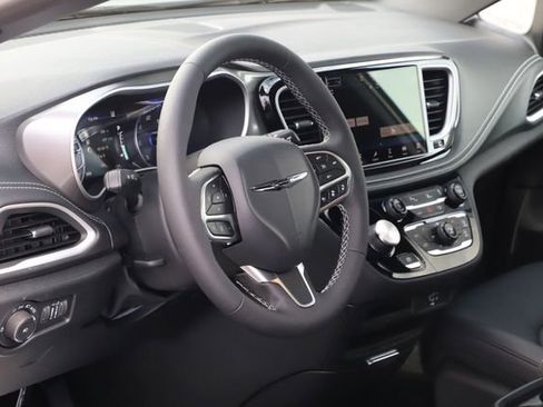 Used 2026 Chrysler Pacifica Select image 13