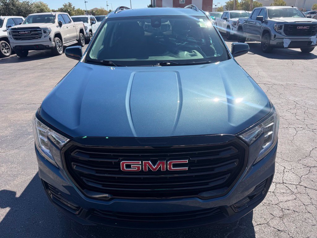 Used 2024 GMC Terrain SLE w/ Driver Convenience Package FWD image 9