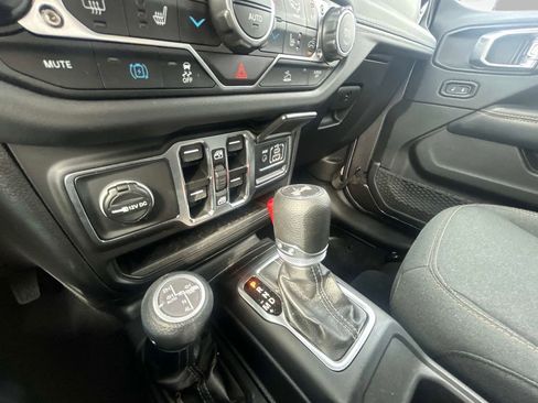 Used 2025 Jeep Wrangler Unlimited Sahara image 33