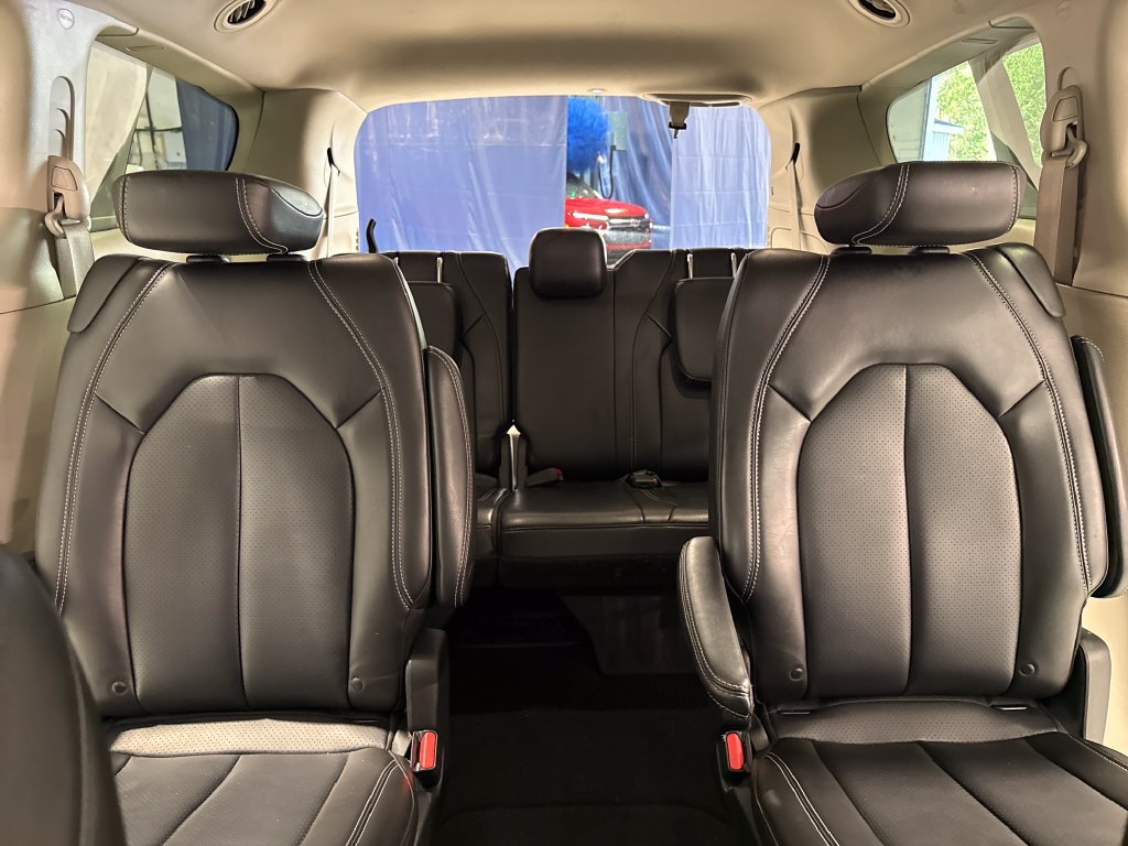 Used 2023 Chrysler Pacifica Touring-L FWD image 37