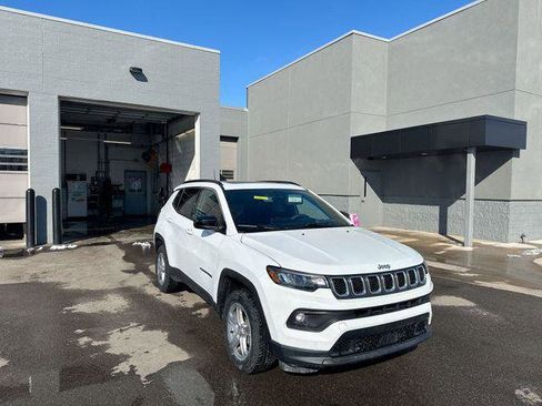 Used 2023 Jeep Compass Latitude w/ Sun and Sound Group image 11