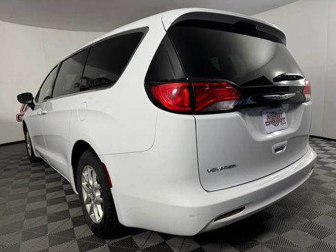 Used 2022 Chrysler Voyager LX FWD image 27