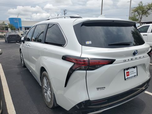 Used 2024 Toyota Sienna Limited FWD image 7