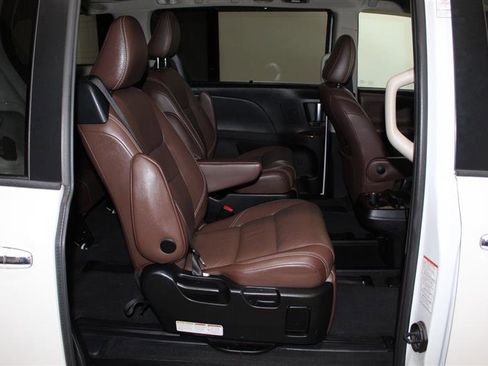 Used 2017 Toyota Sienna Limited Premium image 39