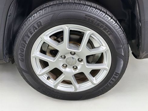 Used 2019 Jeep Renegade Latitude image 32