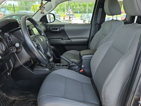 Used 2017 Toyota Tacoma SR AWD/4WD image 8
