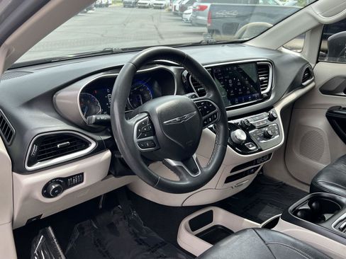 Used 2022 Chrysler Pacifica Touring-L FWD image 28