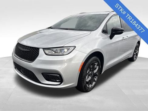 New 2026 Chrysler Pacifica Limited image 3