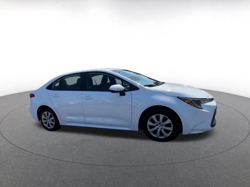 Used 2025 Toyota Corolla LE FWD image 2