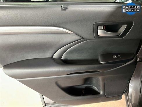 Used 2017 Toyota Highlander SE image 18