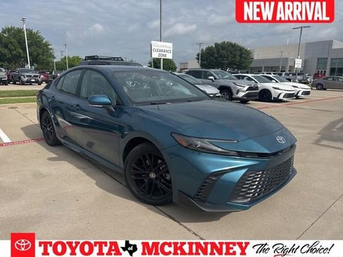 Used 2025 Toyota Camry SE FWD image 1