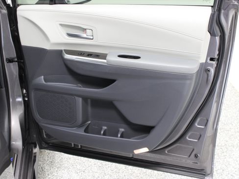 Used 2024 Toyota Sienna Limited FWD image 40