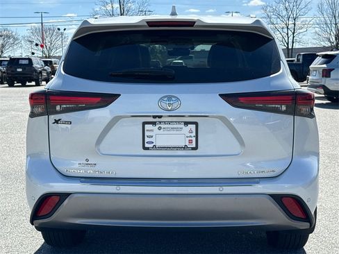 Used 2024 Toyota Highlander Limited image 4