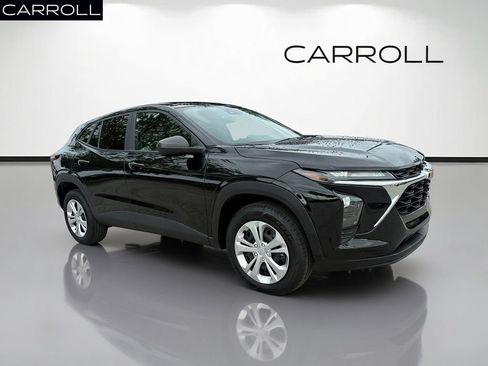 Used 2025 Chevrolet Trax LS FWD image 1